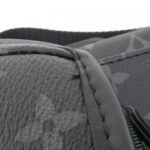 Louis_Vuitton_Monogram_Eclipse_Messenger_Voyage_PM_M12517_肩背袋_7