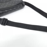Louis_Vuitton_Monogram_Eclipse_Messenger_Voyage_PM_M12517_肩背袋_8