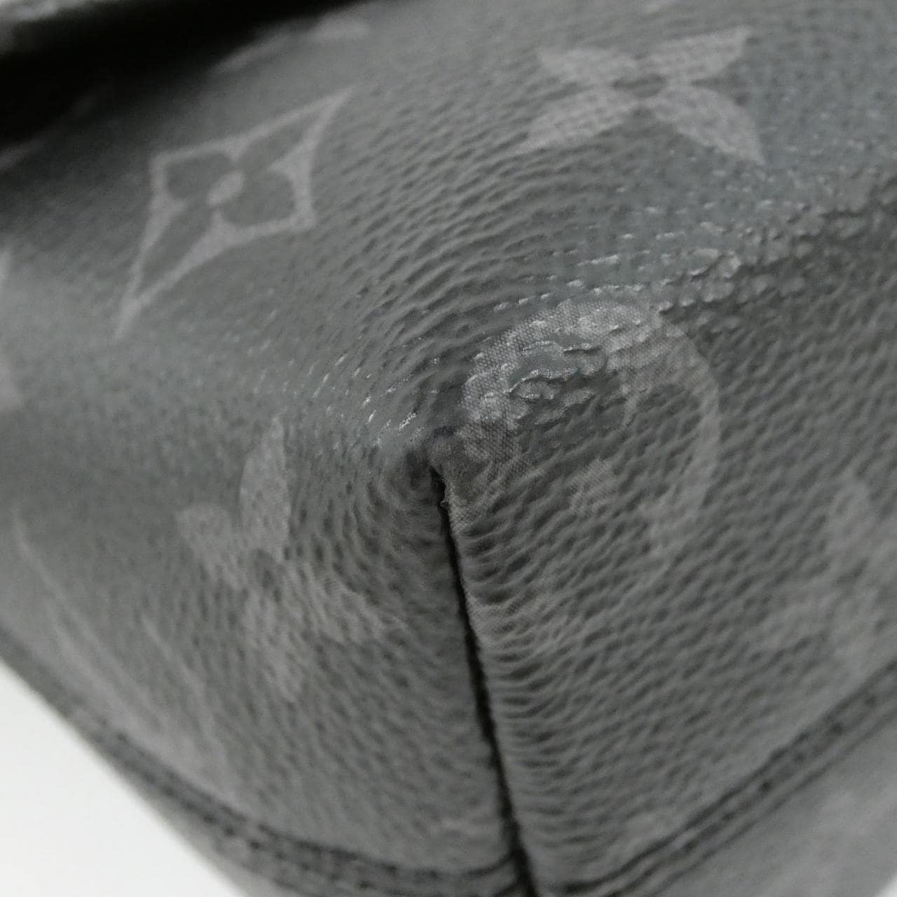 Louis_Vuitton_Monogram_Eclipse_S_Cape_Messenger_M46794_Shoulder_Bag_3