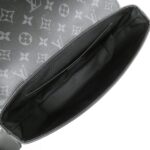 Louis_Vuitton_Monogram_Eclipse_Sac_Plat_Messenger_M46794_肩背袋_8