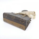 Louis_Vuitton_Monogram_Giant_OnTheGo_EW_M46653_Bag_2