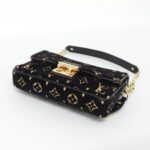 Louis_Vuitton_Monogram_Motard_Pochette_Câline_M93131_Shoulder_Bag_3