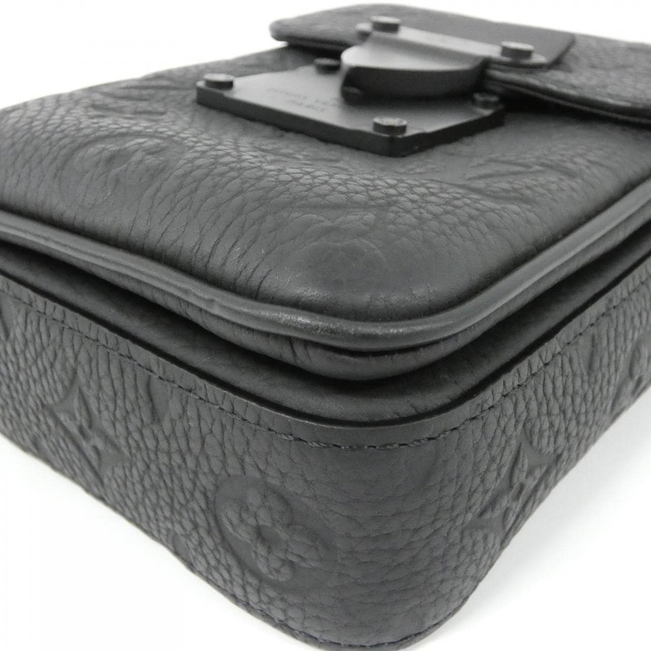 Louis_Vuitton_Triana_Monogram_S-Lock_Vertical_Wearable_Wallet_M81524_Shoulder_Bag_3