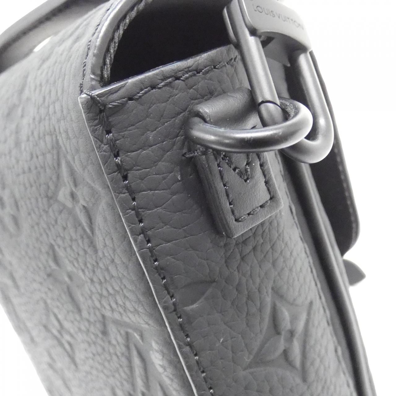 Louis_Vuitton_Trillion_Monogram_S-Lock_Vertical_Wearable_Wallet_M81524_肩背袋_3