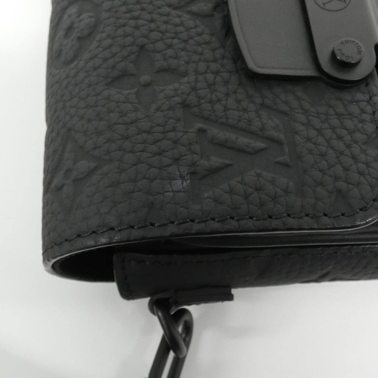 Louis_Vuitton_Trillion_Monogram_S-Lock_Vertical_Wearable_Wallet_M81524_肩背袋_4